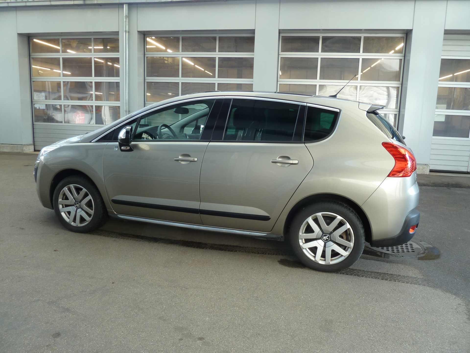 PEUGEOT 3008 HYbrid4 2.0 HDI EGS6-showroom-element-2