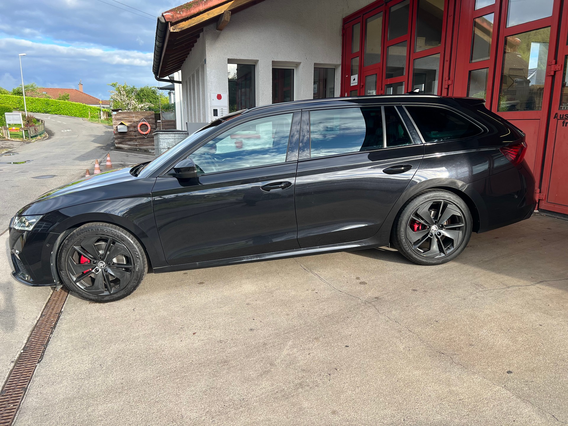 SKODA Octavia Combi 2.0 TDI DSG RS 4x4 // HUD // Pano // Standheizung // AHK // Massagesitz-image-3