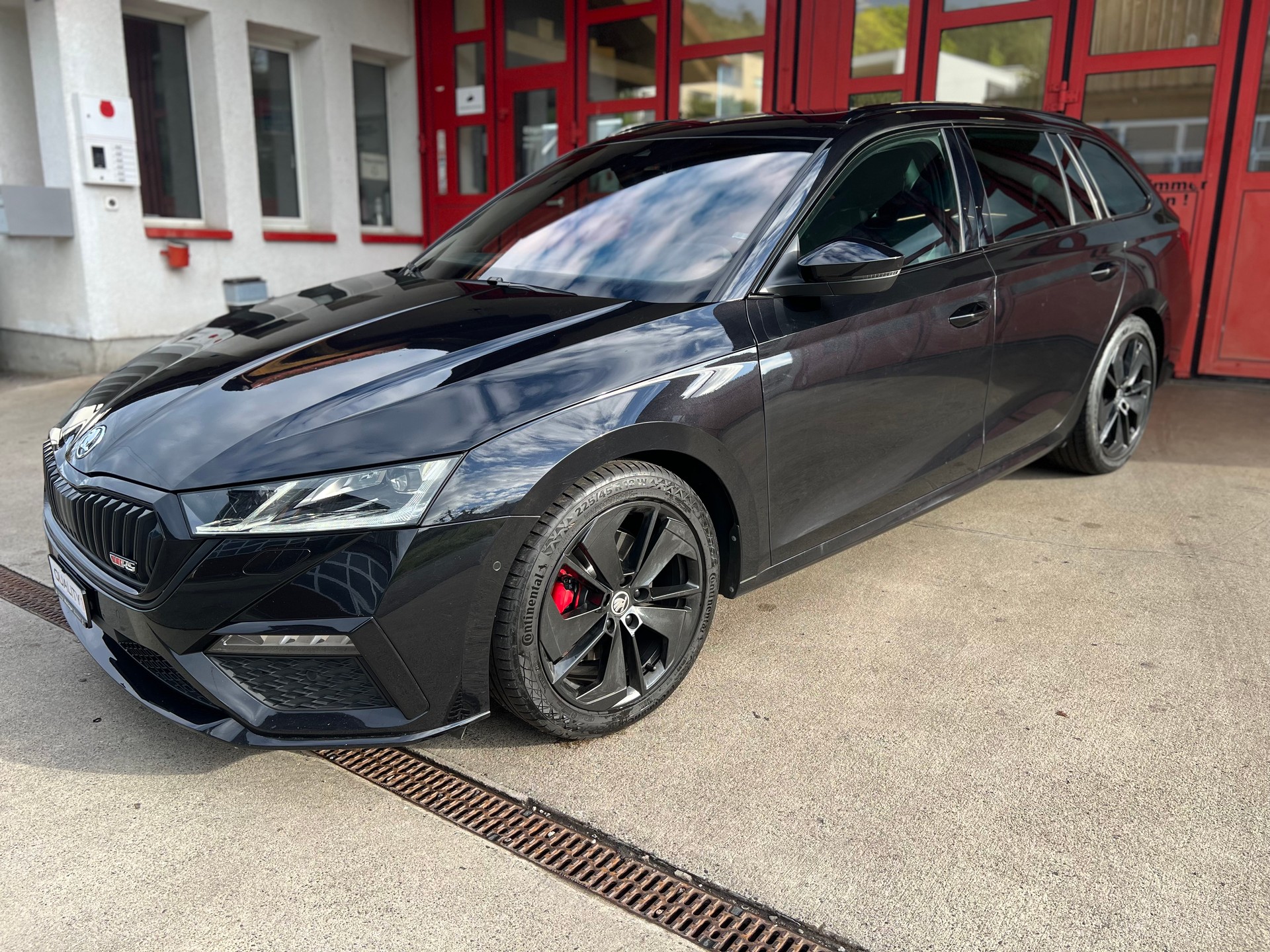 SKODA Octavia Combi 2.0 TDI DSG RS 4x4 // HUD // Pano // Standheizung // AHK // Massagesitz-image-1