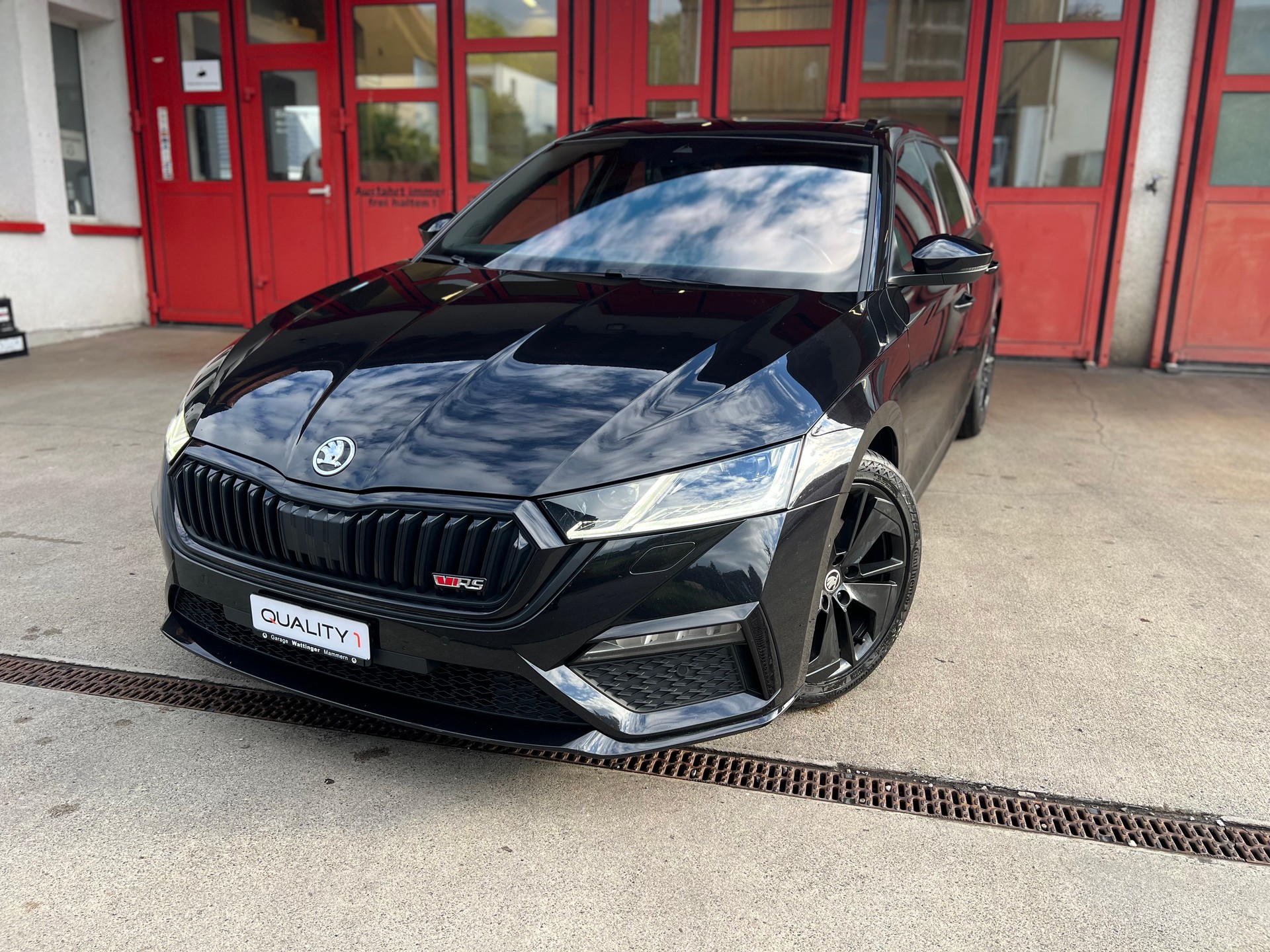 SKODA Octavia Combi 2.0 TDI DSG RS 4x4 // HUD // Pano // Standheizung // AHK // Massagesitz-image-0