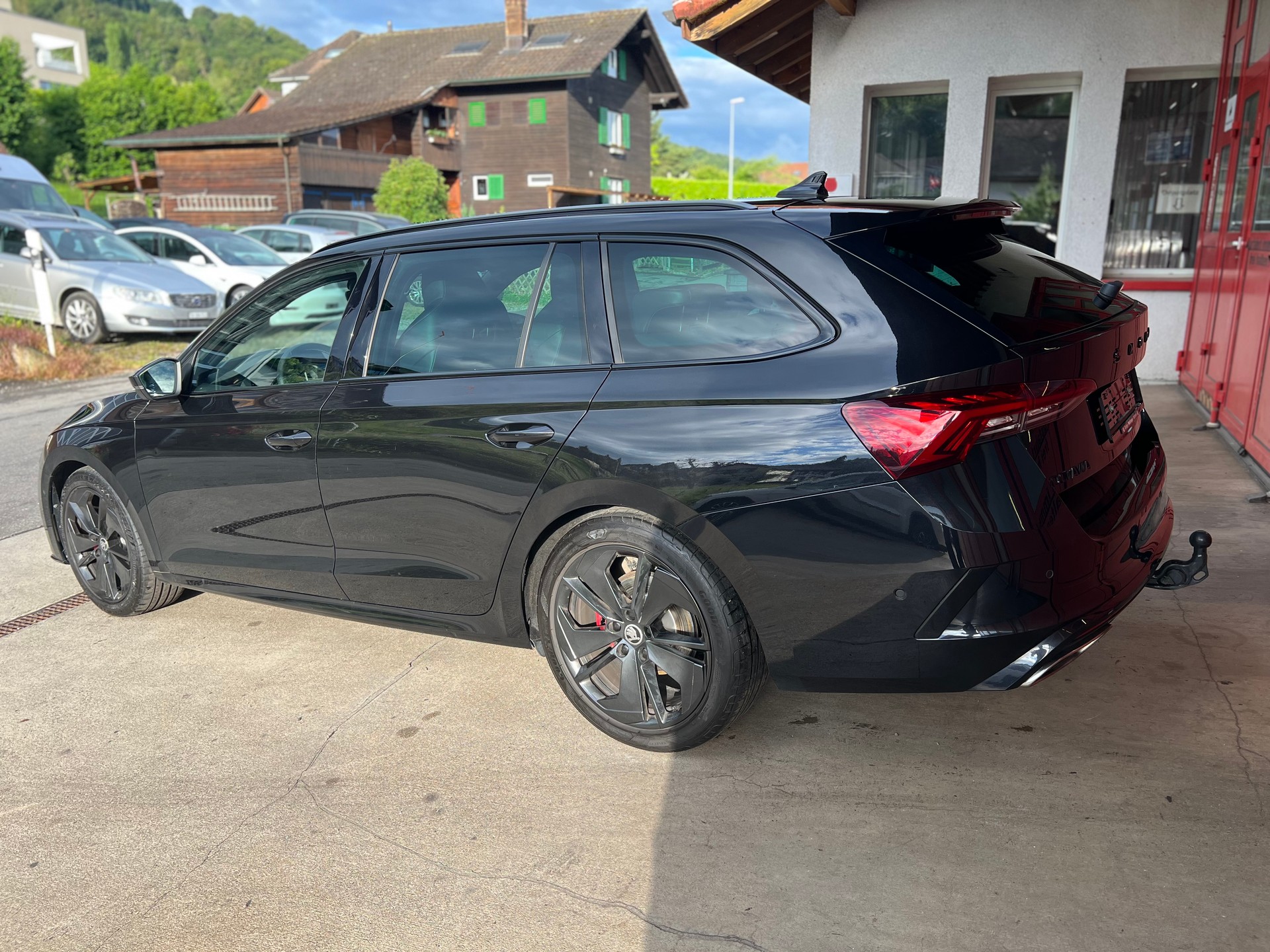SKODA Octavia Combi 2.0 TDI DSG RS 4x4 // HUD // Pano // Standheizung // AHK // Massagesitz-image-4