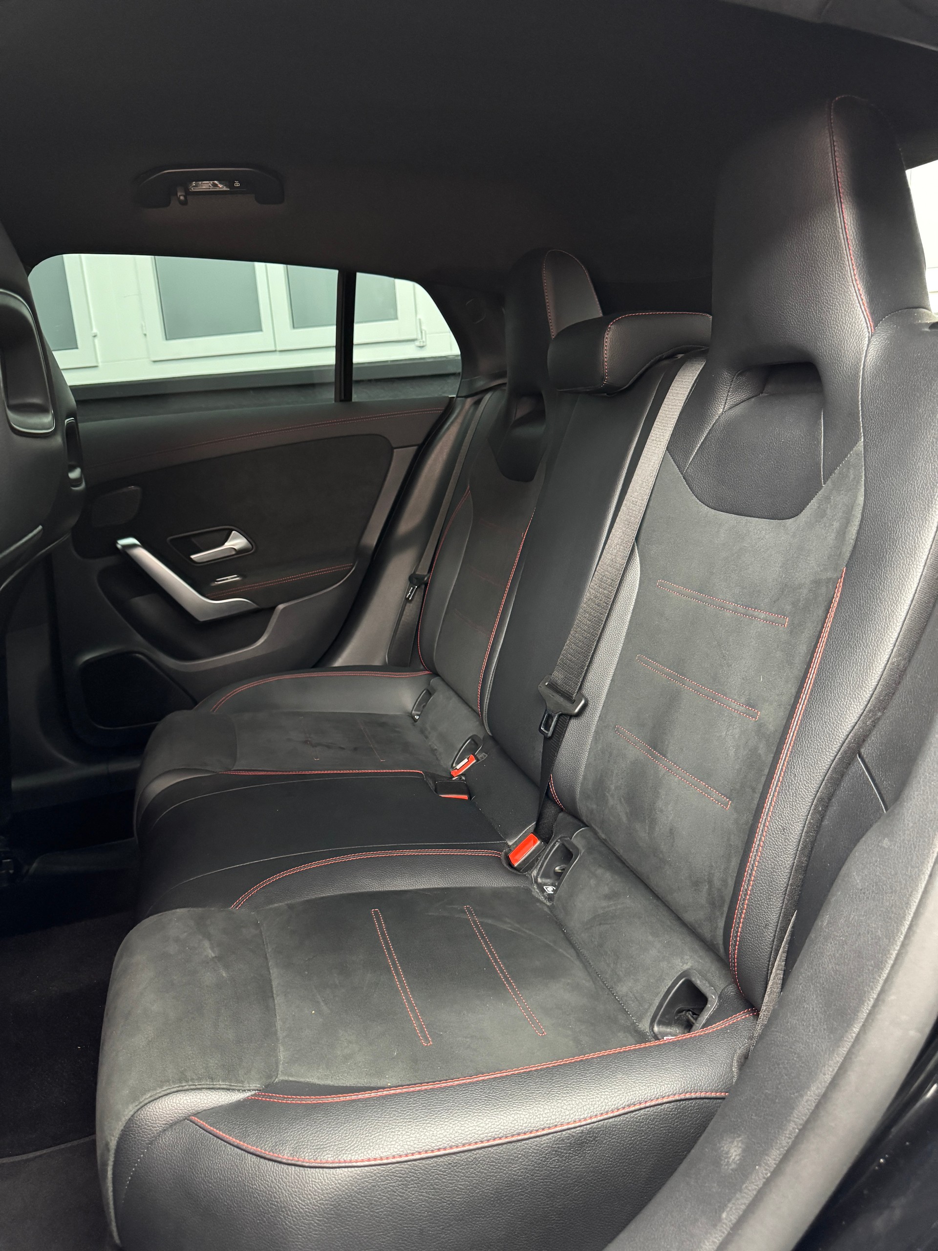 MERCEDES-BENZ CLA 200d 4matic AMG line-image-12