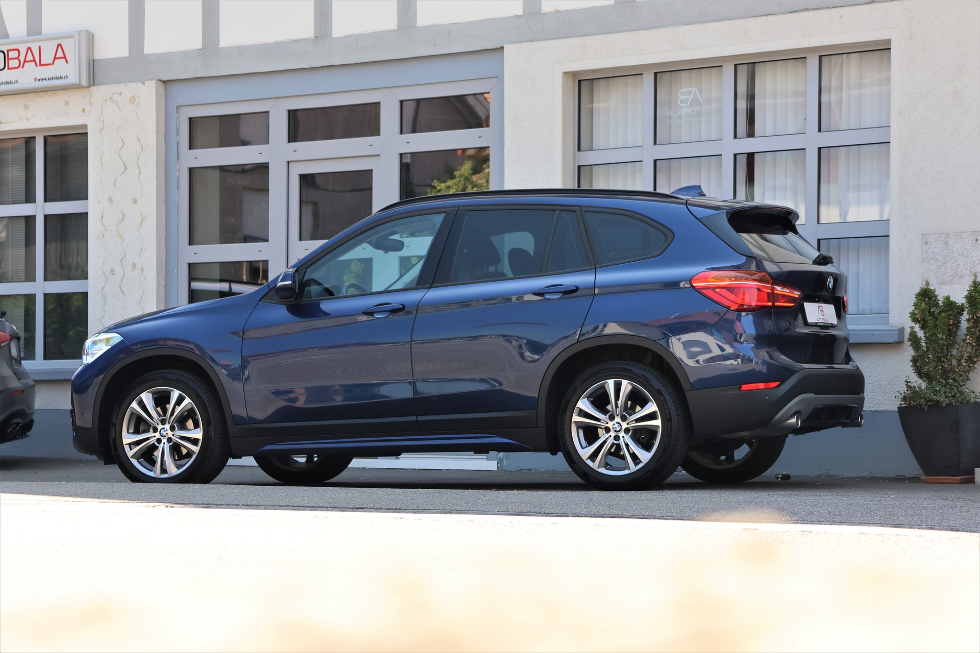 BMW X1 xDrive 18d Sport Line Steptronic (CH)-showroom-element-3