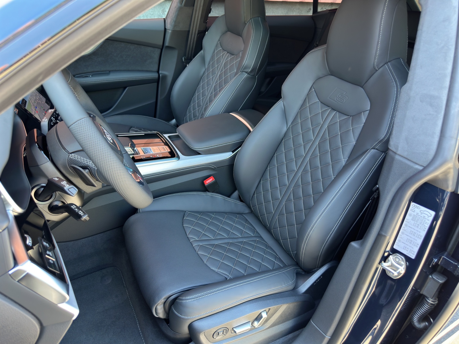 AUDI Q8 SUV TFSI e quattro 360 kW tiptronic-image-11