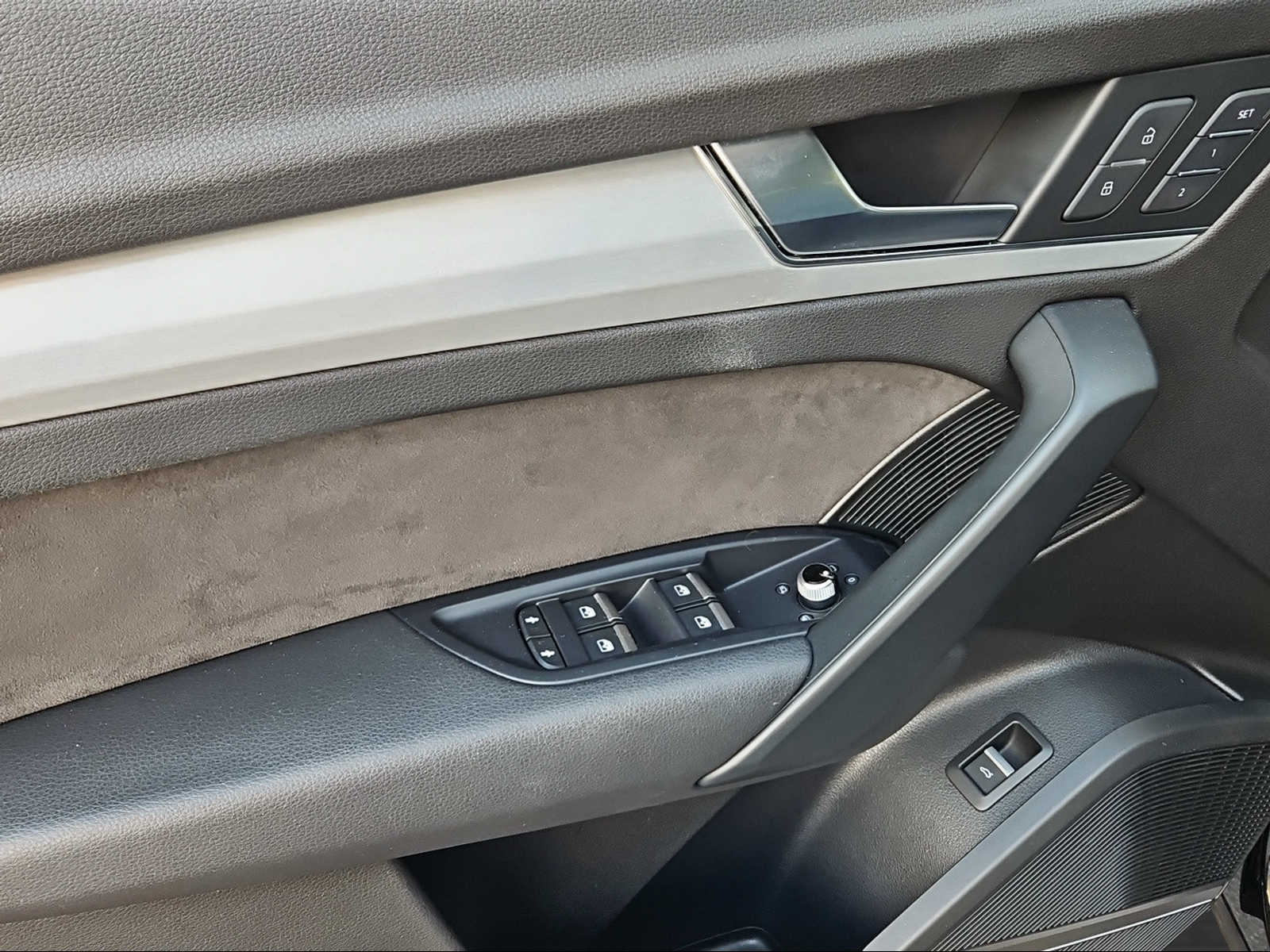 AUDI Q5 2.0 TDI sport quattro S-tronic Mythosschwarz Metallic-image-17
