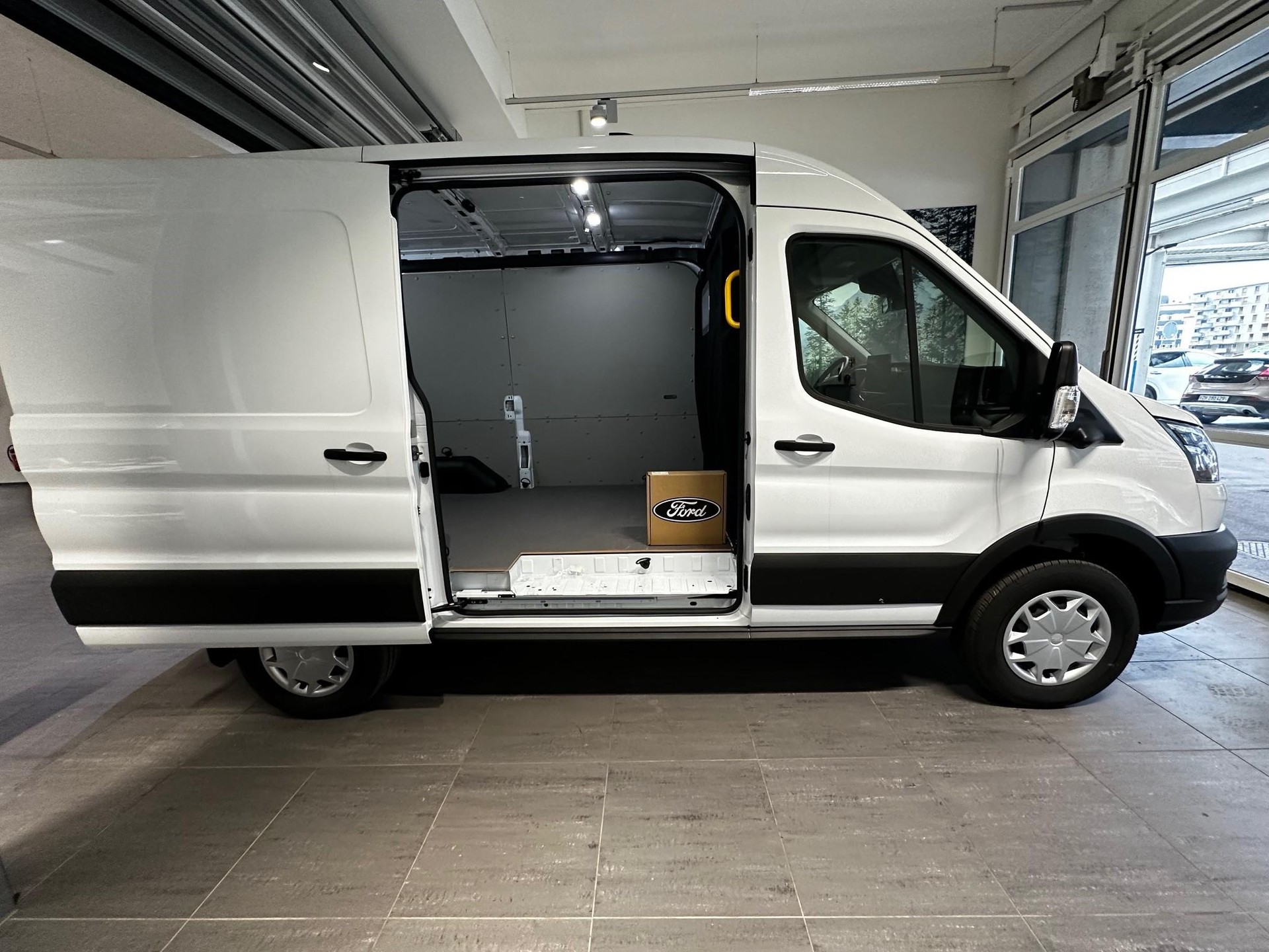 FORD E-Transit Van 390 L2H2 68kWh Trend-image-4
