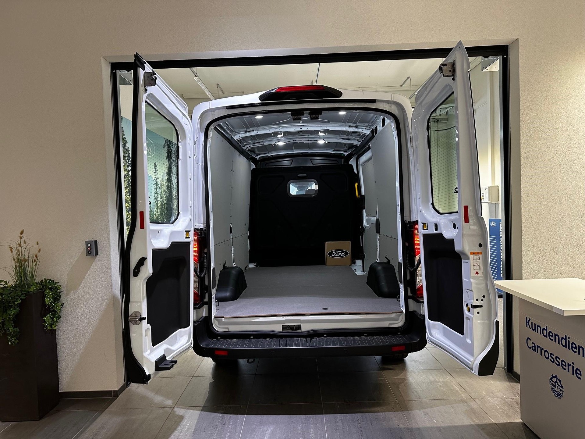 FORD E-Transit Van 390 L2H2 68kWh Trend-image-6