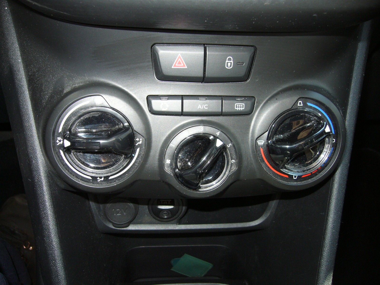 PEUGEOT 208 1.2 PureTech Style-image-13