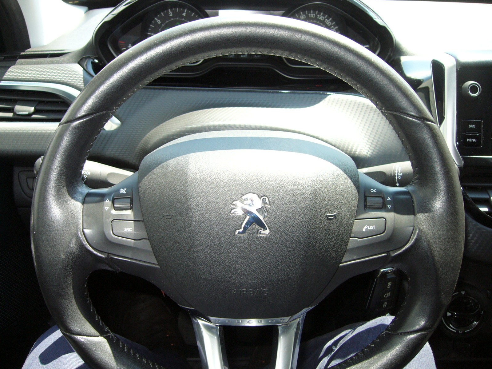 PEUGEOT 208 1.2 PureTech Style-image-8