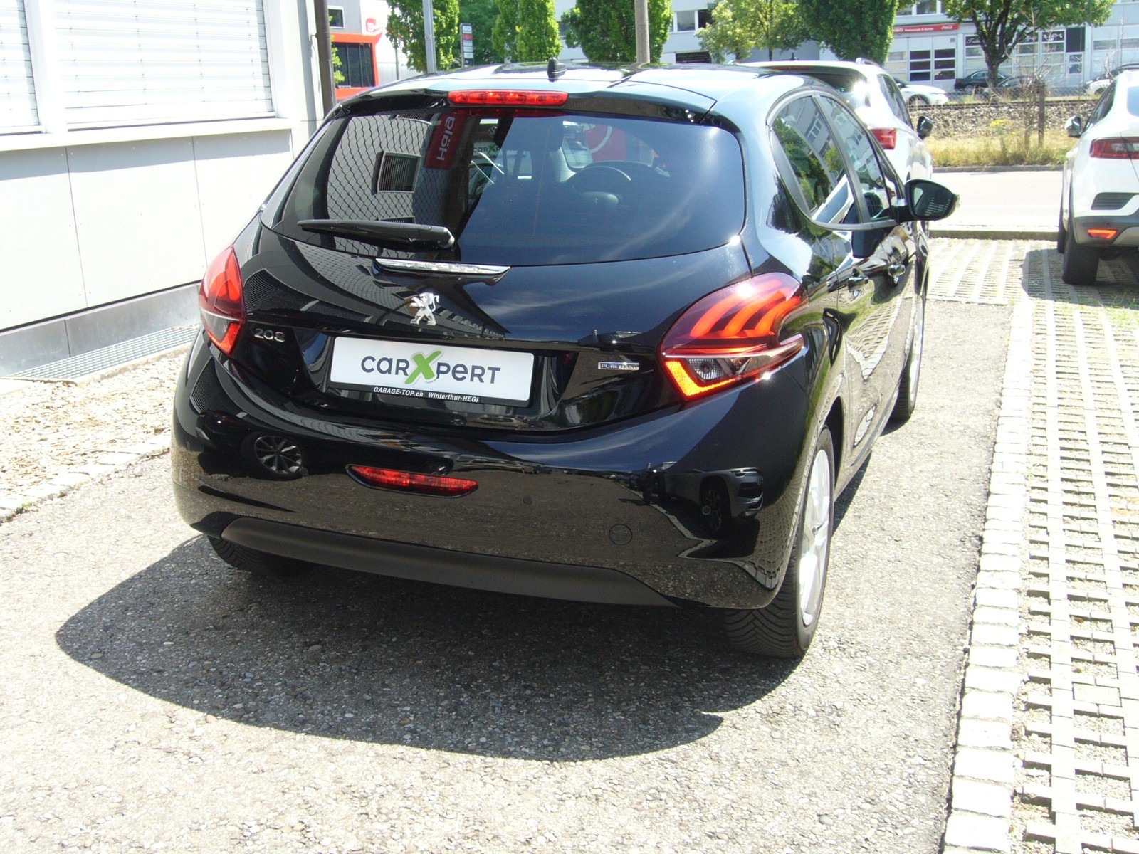 PEUGEOT 208 1.2 PureTech Style-image-3