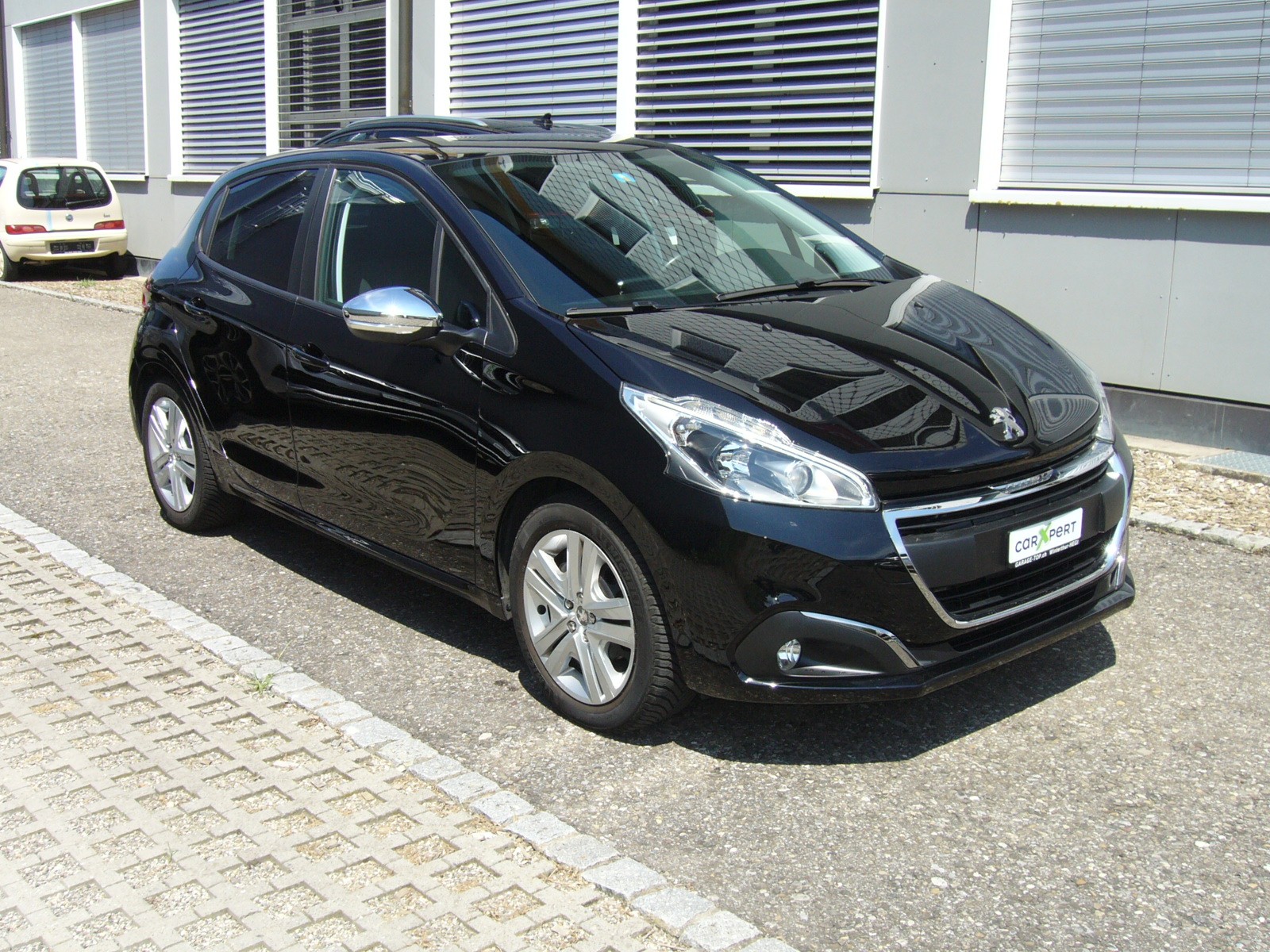PEUGEOT 208 1.2 PureTech Style-image-1