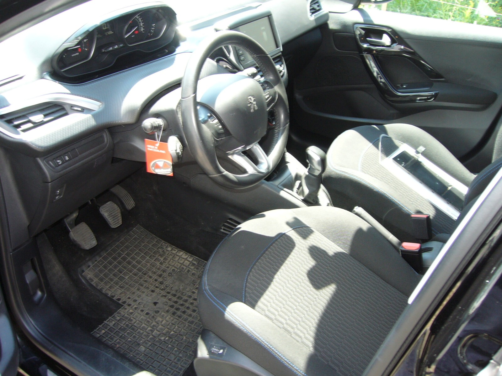 PEUGEOT 208 1.2 PureTech Style-image-4