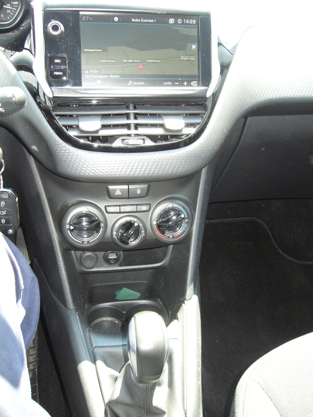 PEUGEOT 208 1.2 PureTech Style-image-7
