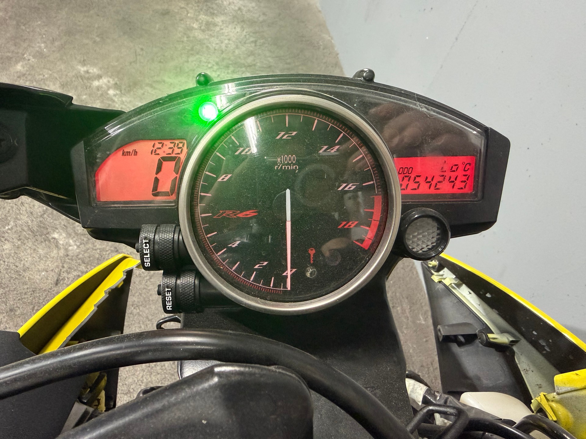 YAMAHA YZF-R6-image-4
