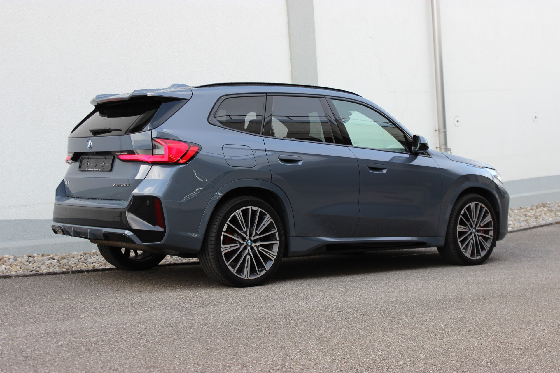 BMW X1 xDrive 30e M Sport Pro Individual Storm Bay metallic *0.9%-LEASINGAKTION*-image-0
