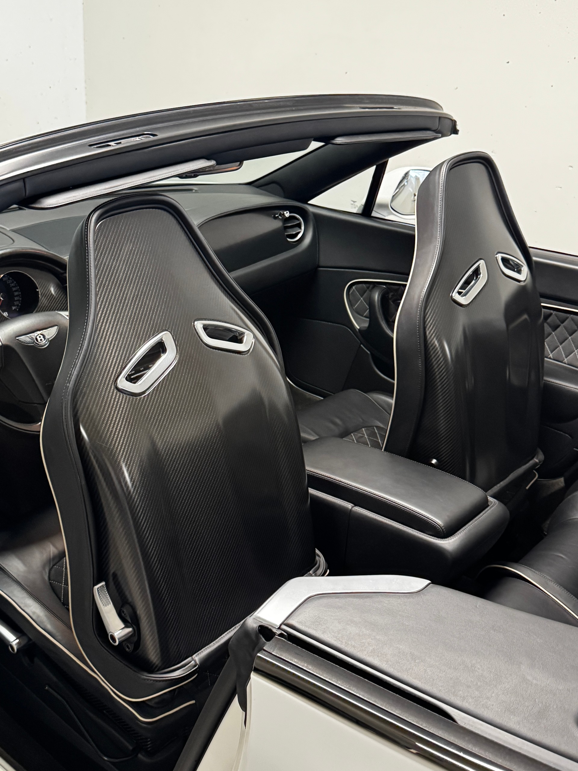 BENTLEY Continental Supersports Convertible 6.0 *Weiss Matt* *Carbon Seats*-image-6
