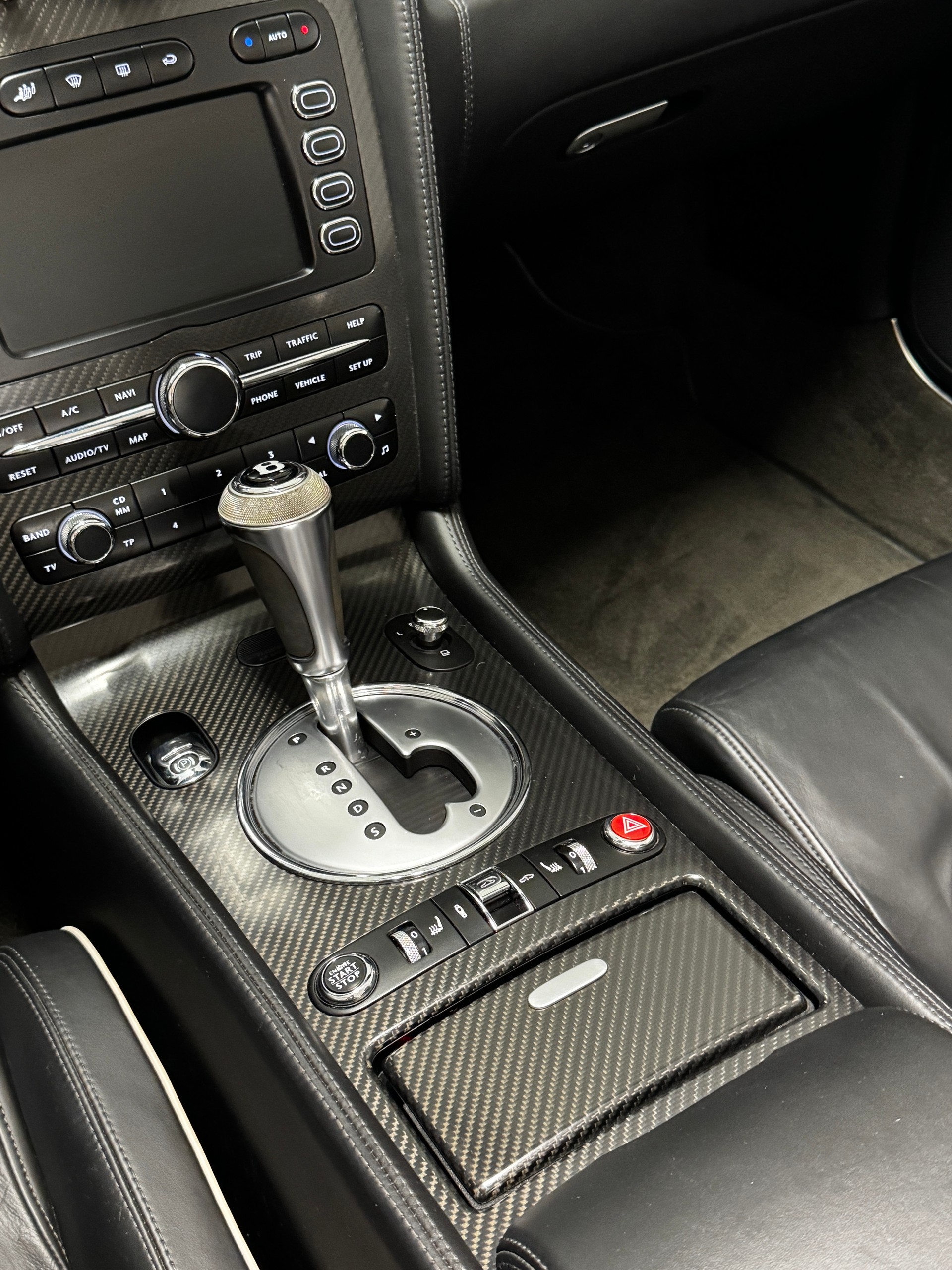 BENTLEY Continental Supersports Convertible 6.0 *Weiss Matt* *Carbon Seats*-image-12