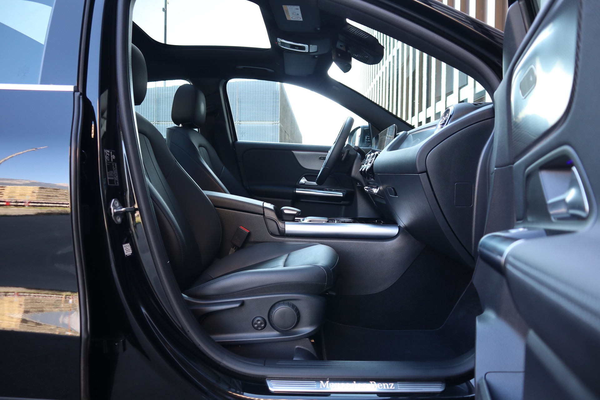 MERCEDES-BENZ GLA 200 Progressive 7G-DCT-image-9