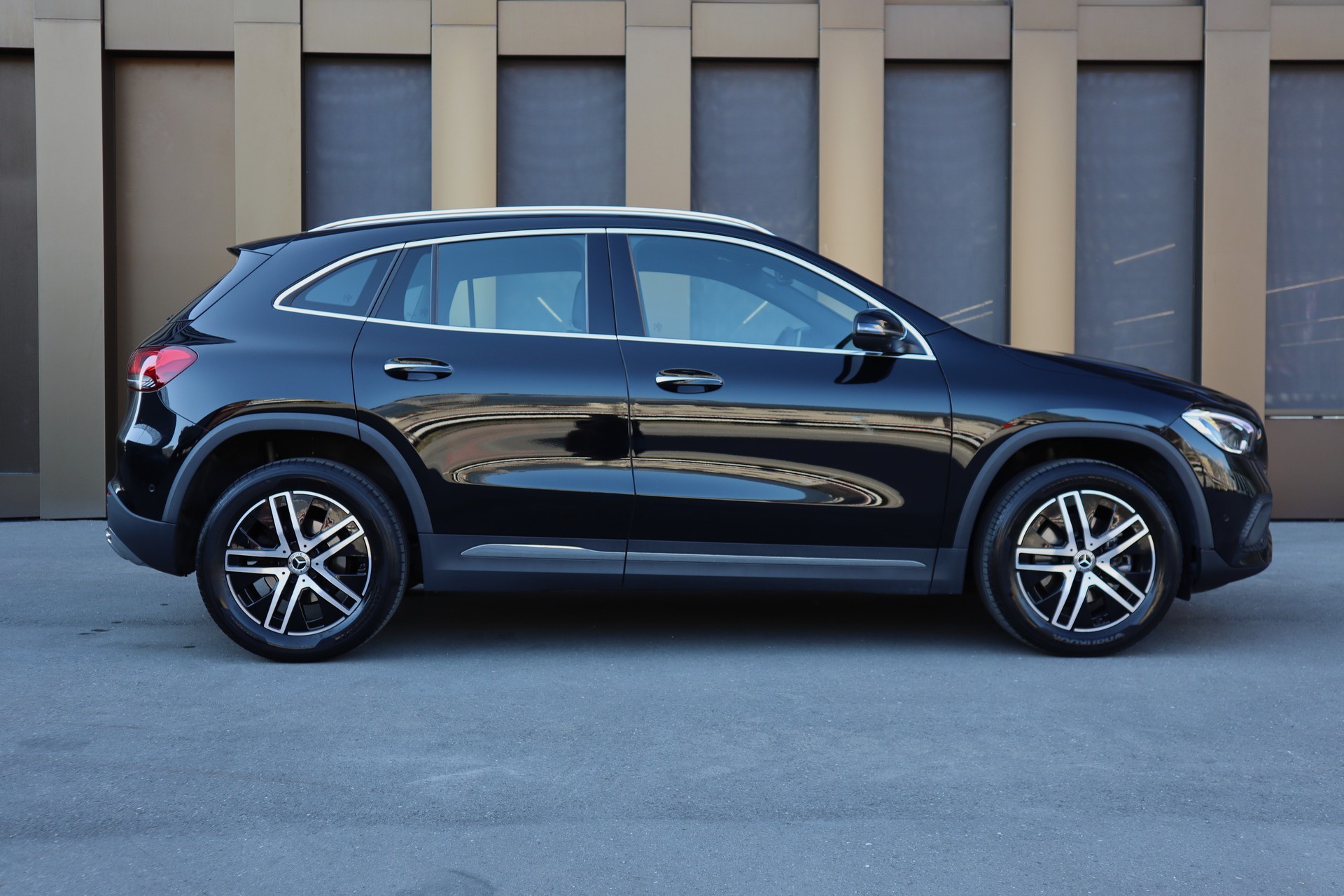 MERCEDES-BENZ GLA 200 Progressive 7G-DCT-image-3