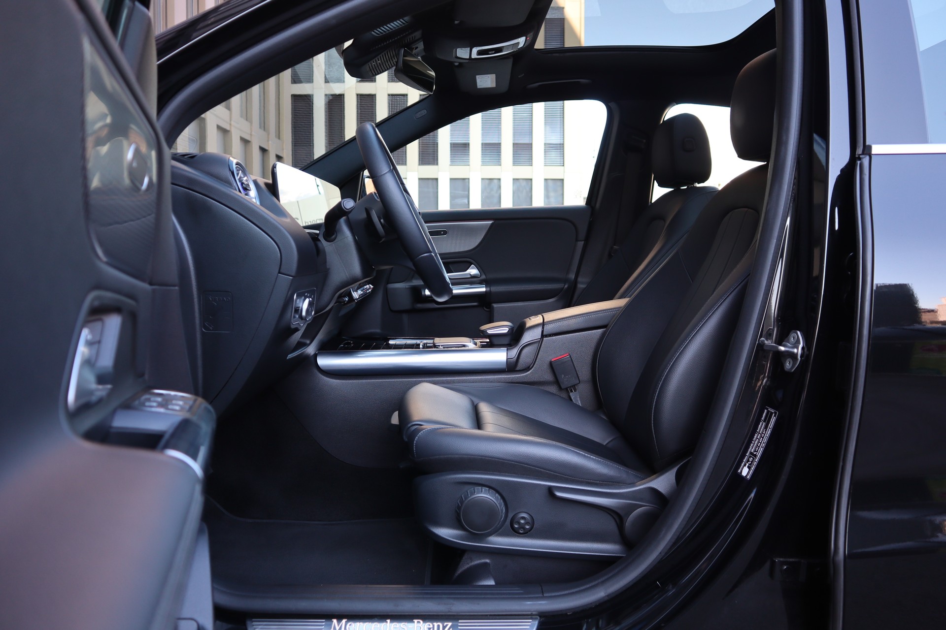 MERCEDES-BENZ GLA 200 Progressive 7G-DCT-image-7