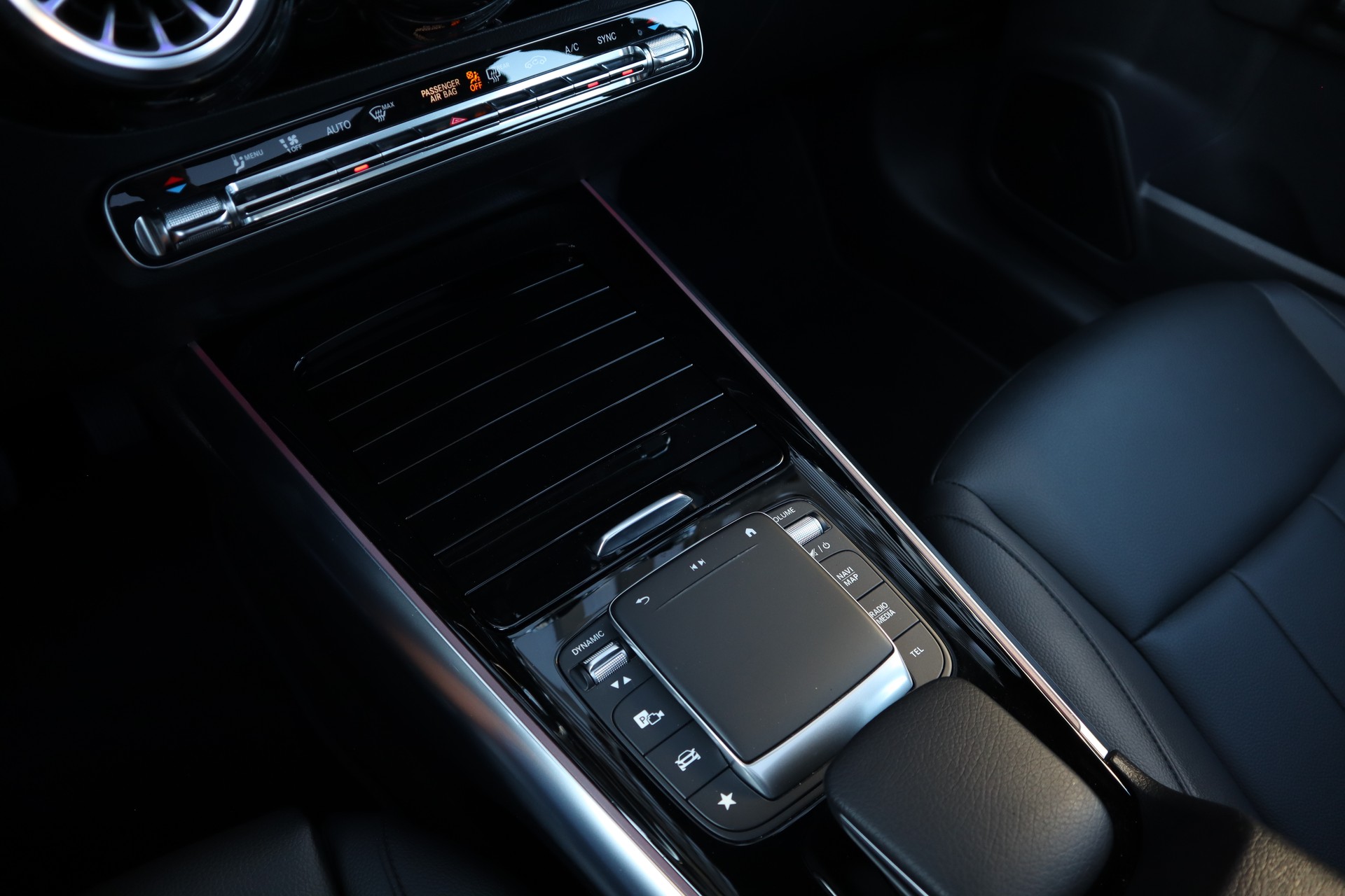 MERCEDES-BENZ GLA 200 Progressive 7G-DCT-image-15