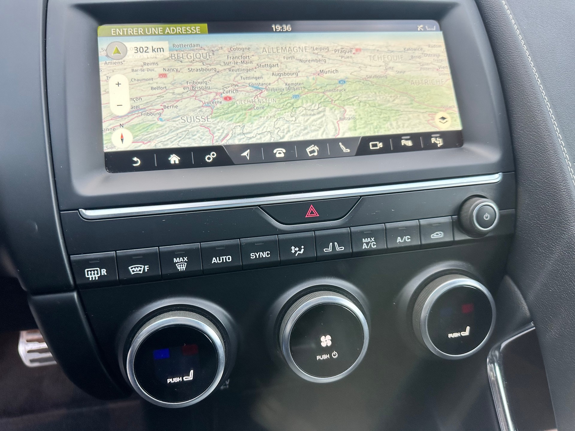 JAGUAR E-Pace 2.0d D240 HSE AWD Automatik-image-13