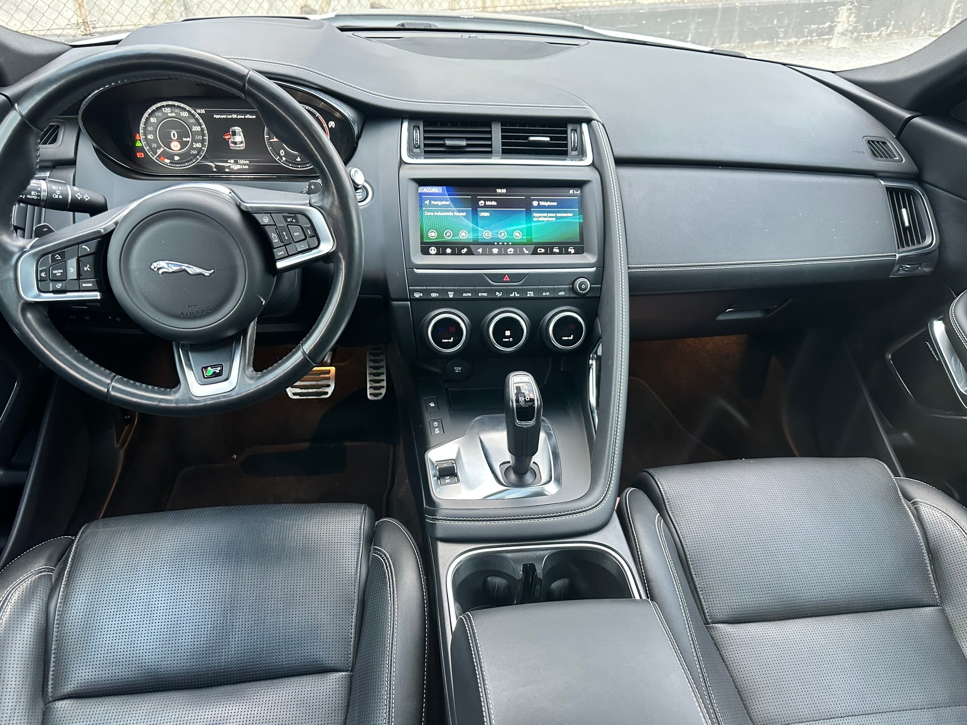 JAGUAR E-Pace 2.0d D240 HSE AWD Automatik-image-9