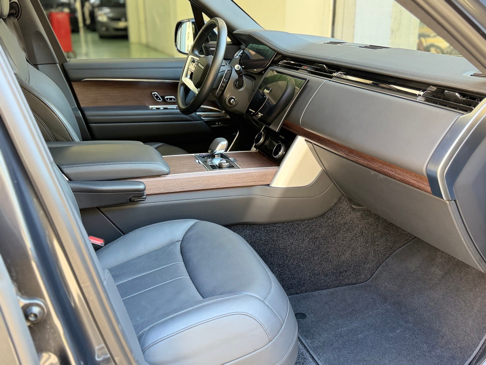 LAND ROVER Range Rover D300 3.0D I6 MHEV SE Automatic-image-6