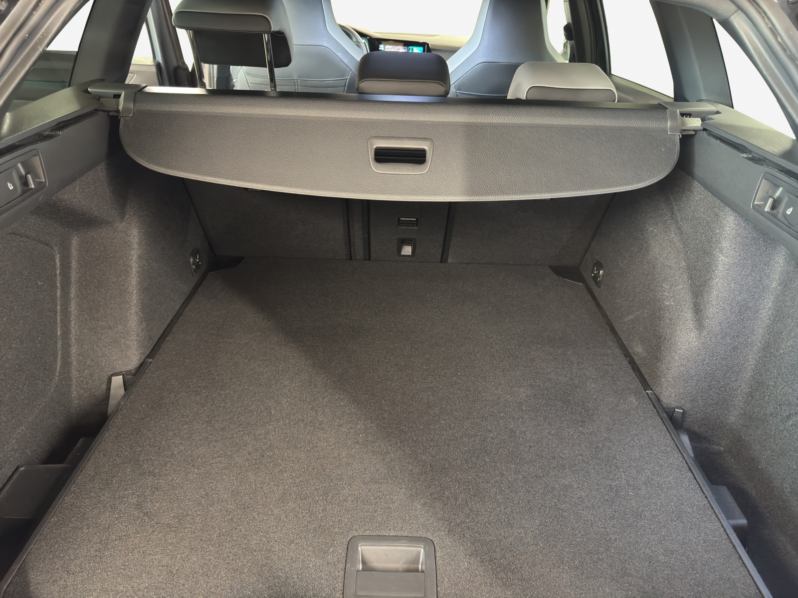 VW Golf Variant 1.5 eTSI mHEV R-Line-image-11