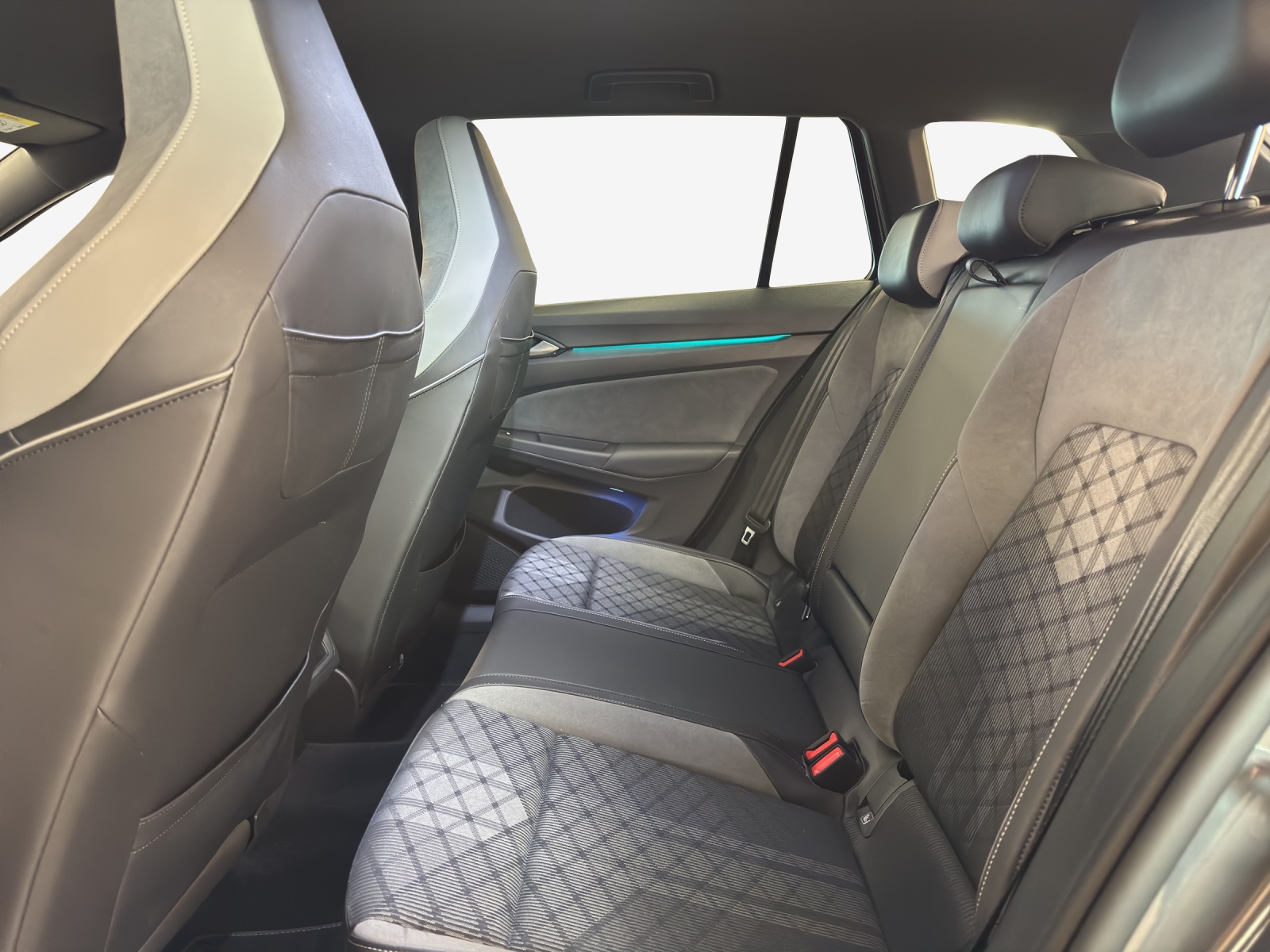 VW Golf Variant 1.5 eTSI mHEV R-Line-image-12