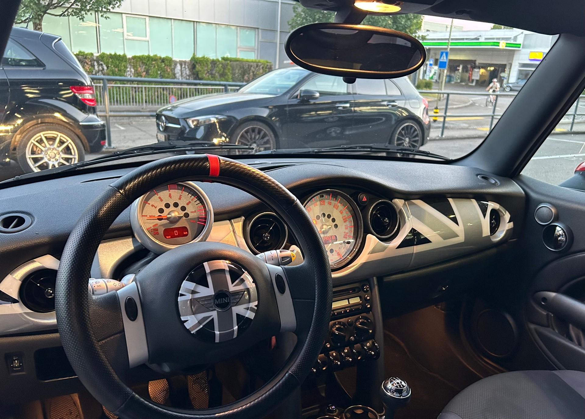 MINI 1.6i Cooper-image-1