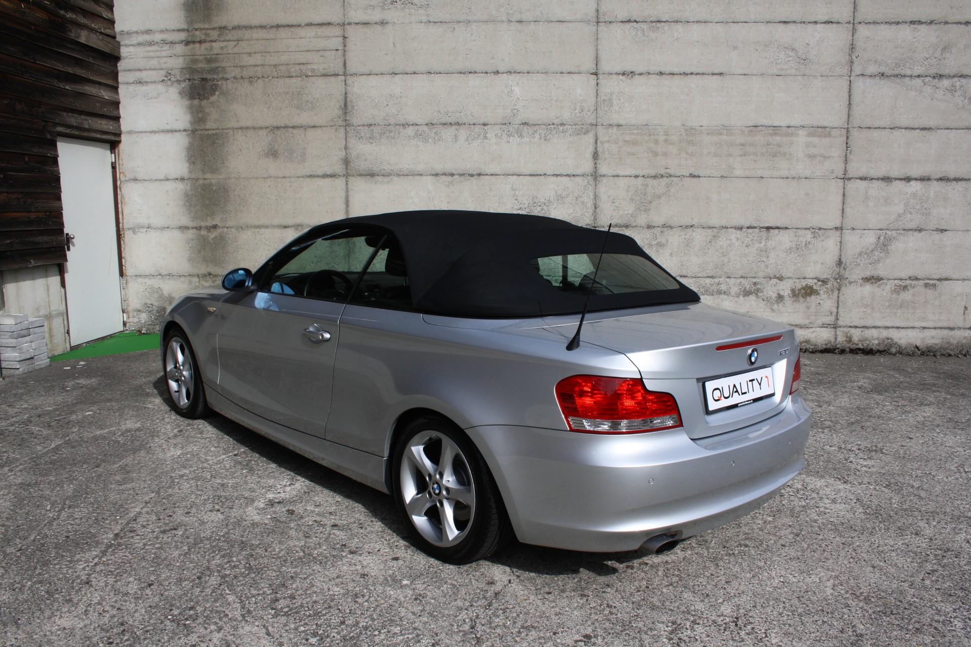 BMW 120i Cabrio-image-5