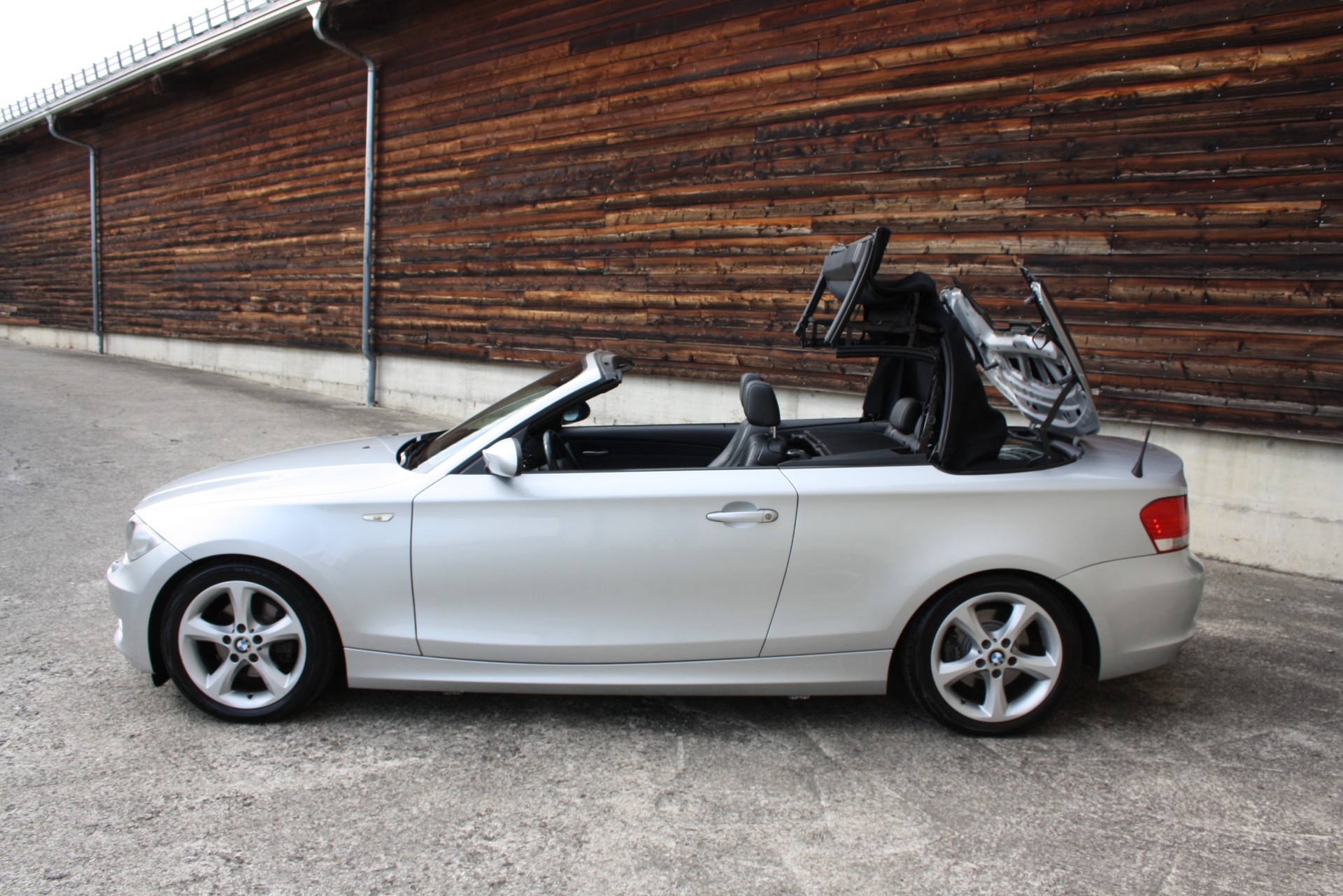 BMW 120i Cabrio-image-3