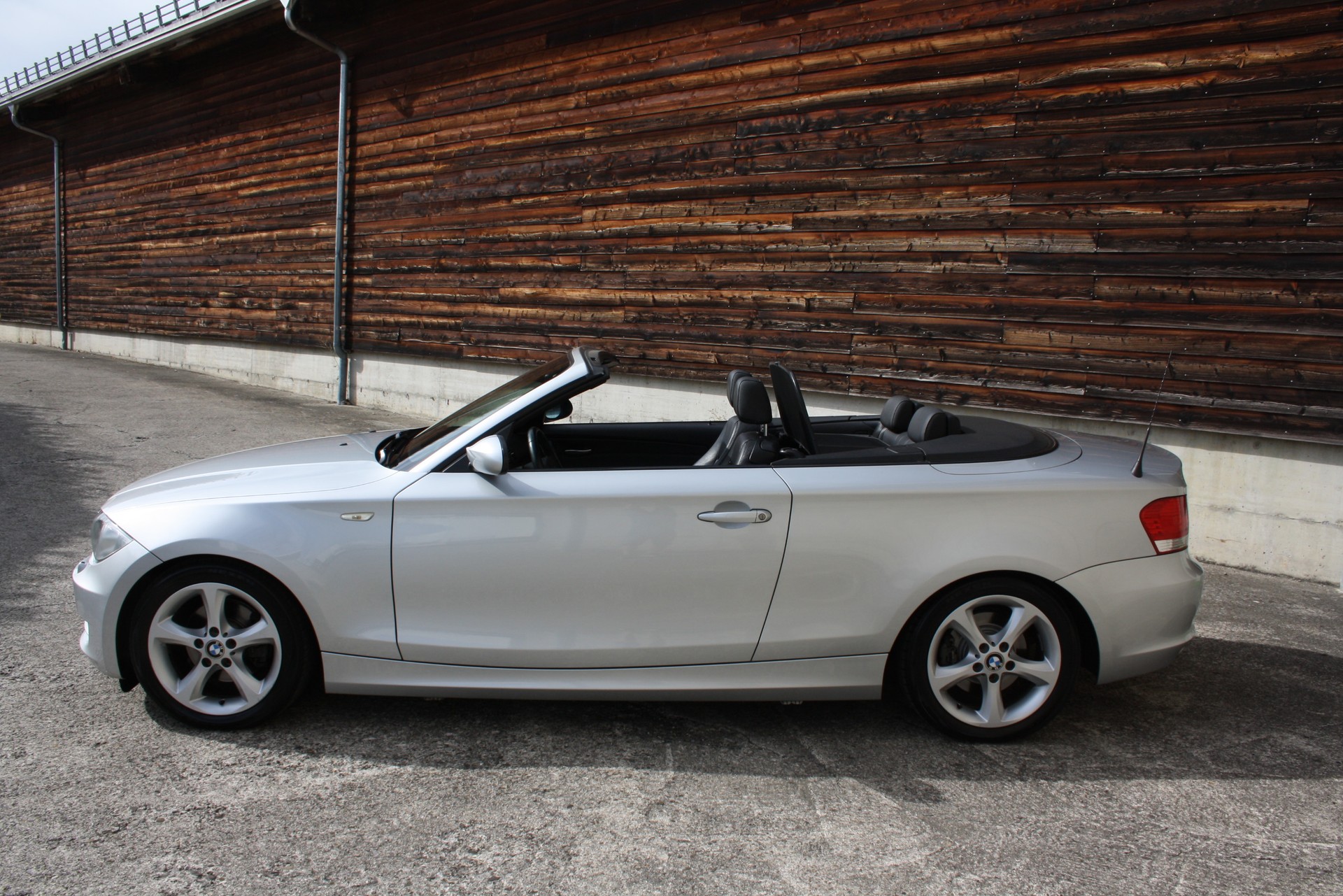 BMW 120i Cabrio-image-4