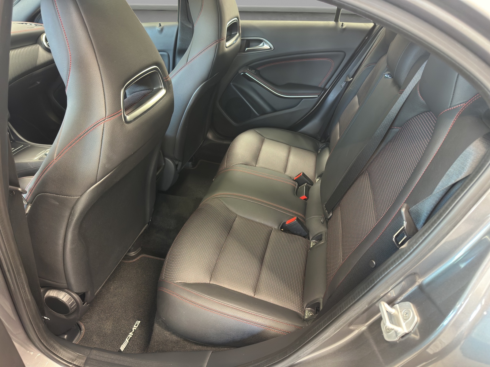 MERCEDES-BENZ A 250 AMG Line 4Matic 7G-DCT-image-13