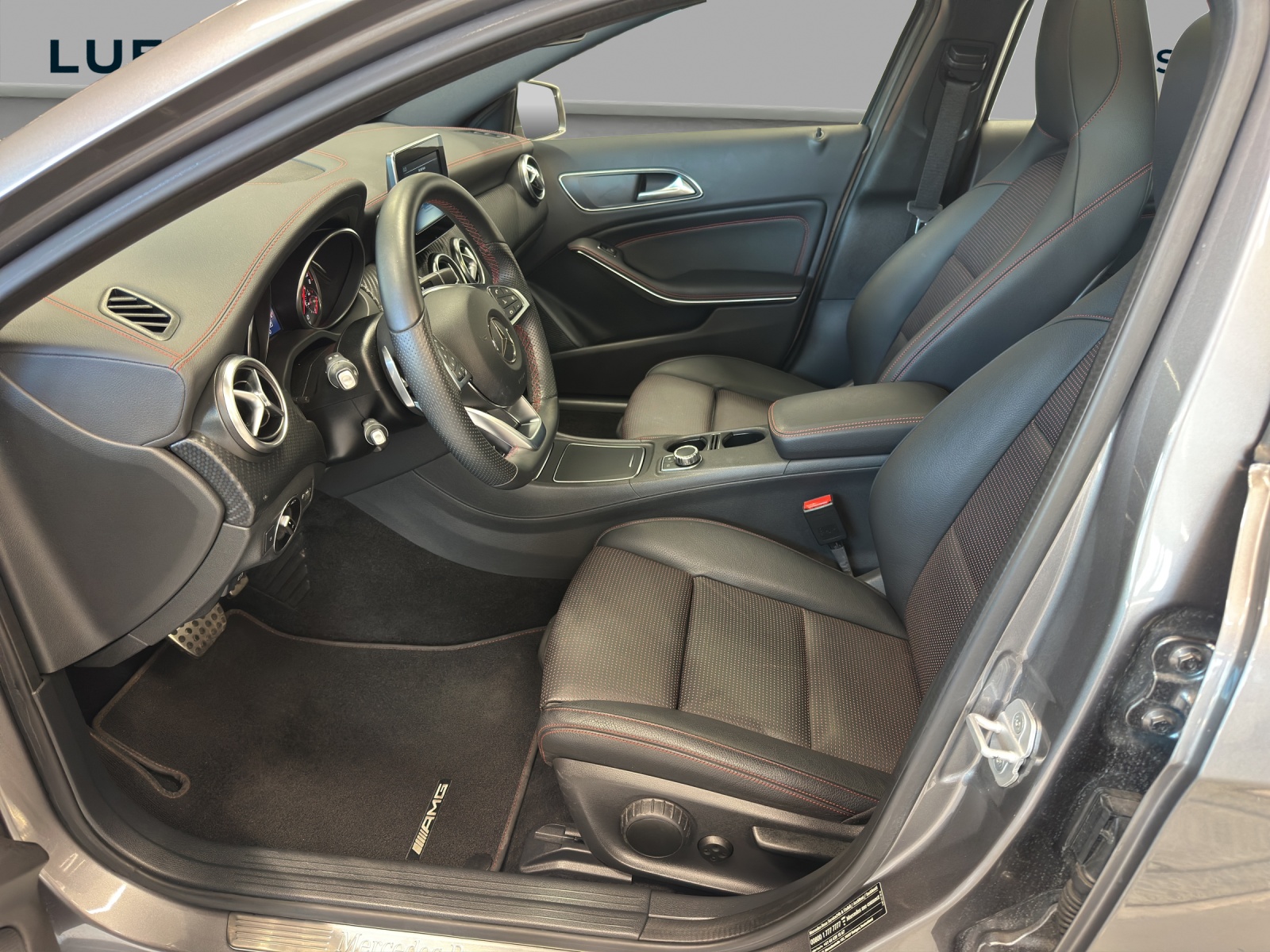 MERCEDES-BENZ A 250 AMG Line 4Matic 7G-DCT-image-7