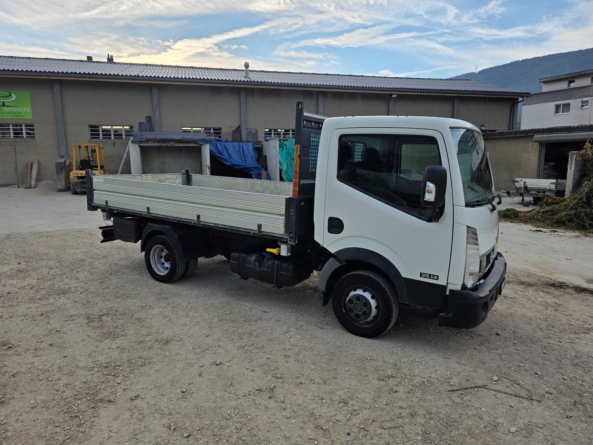 NISSAN 2.5 T 136 Pro-image-1