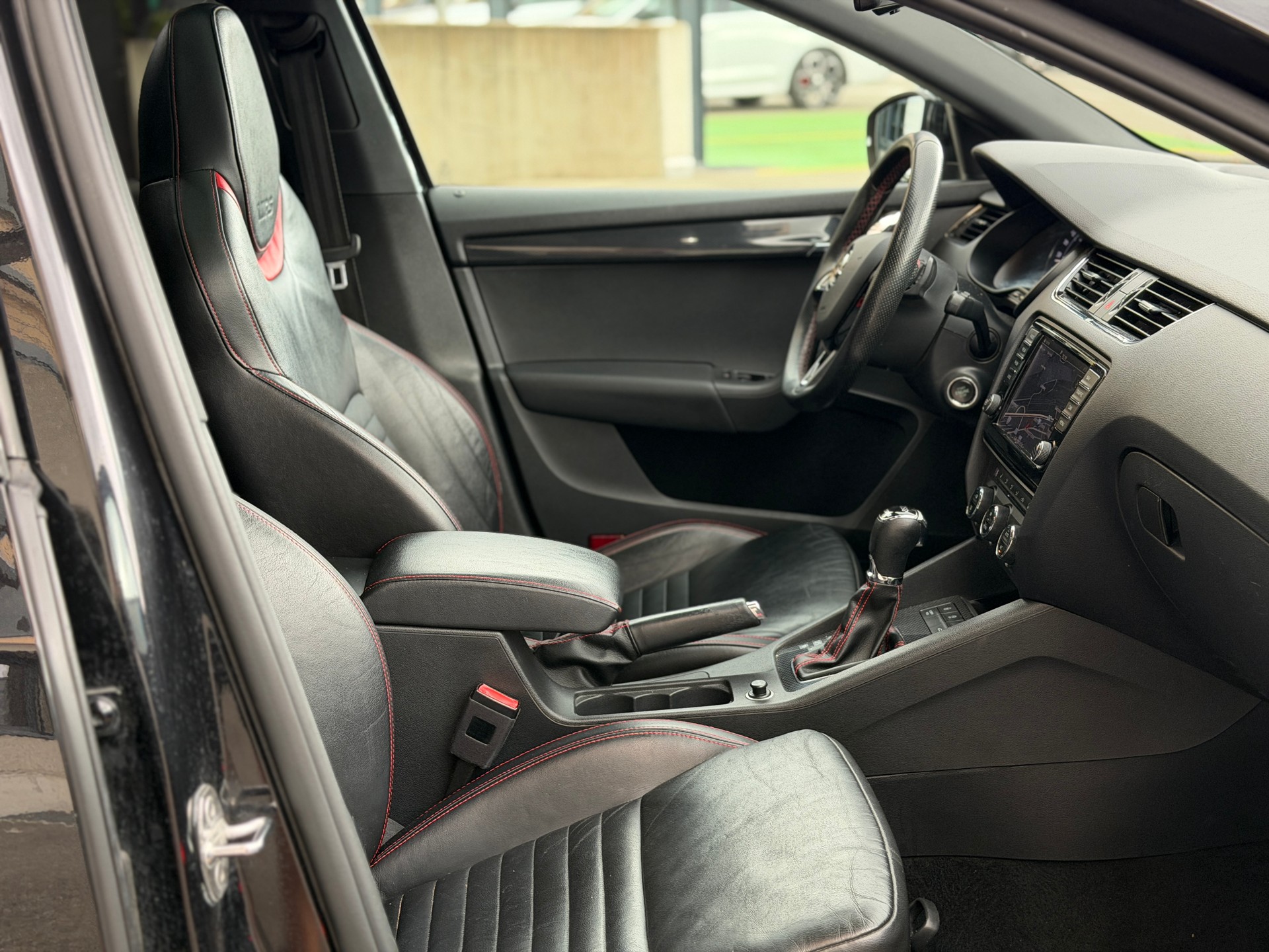 SKODA Octavia Combi 2.0 TDI RS 4x4 DSG-image-25