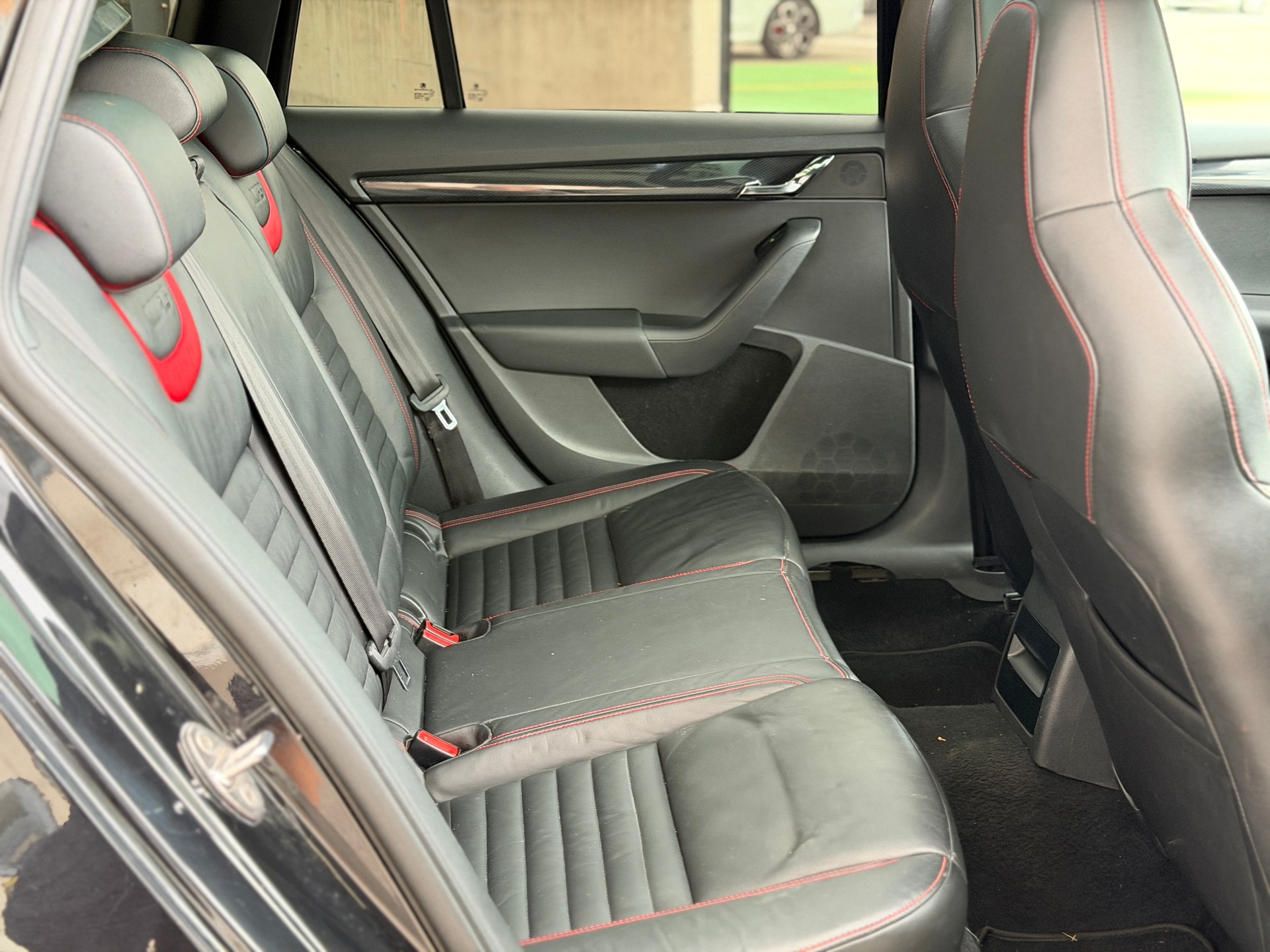 SKODA Octavia Combi 2.0 TDI RS 4x4 DSG-image-22