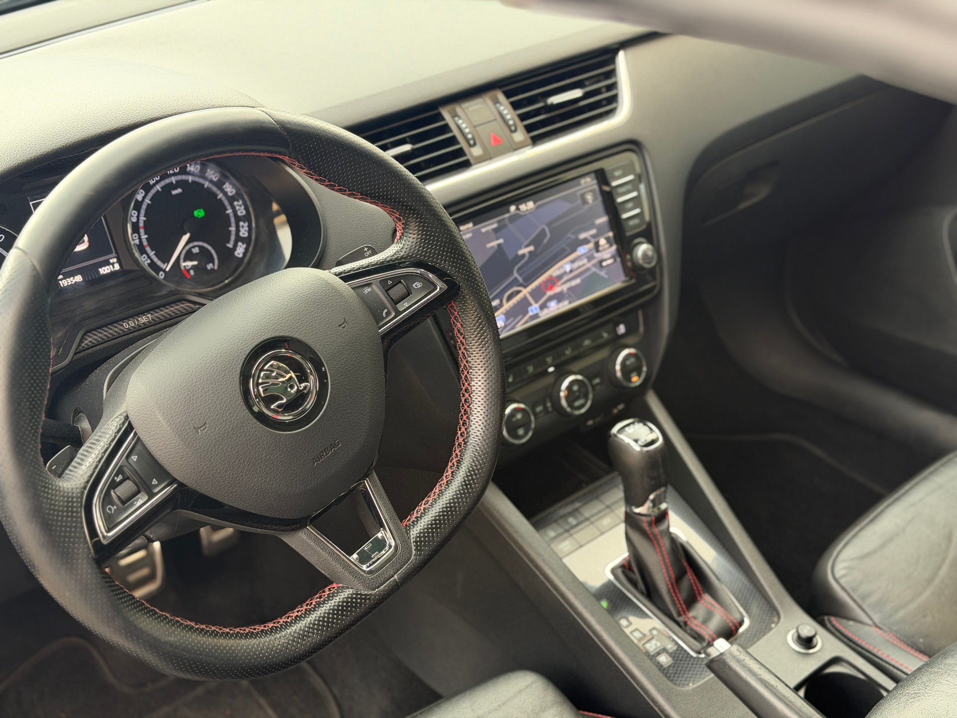 SKODA Octavia Combi 2.0 TDI RS 4x4 DSG-image-17