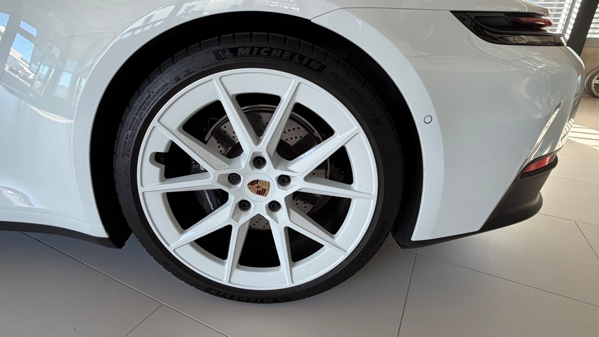 PORSCHE Carrera 992 Spéciale white edition-image-13