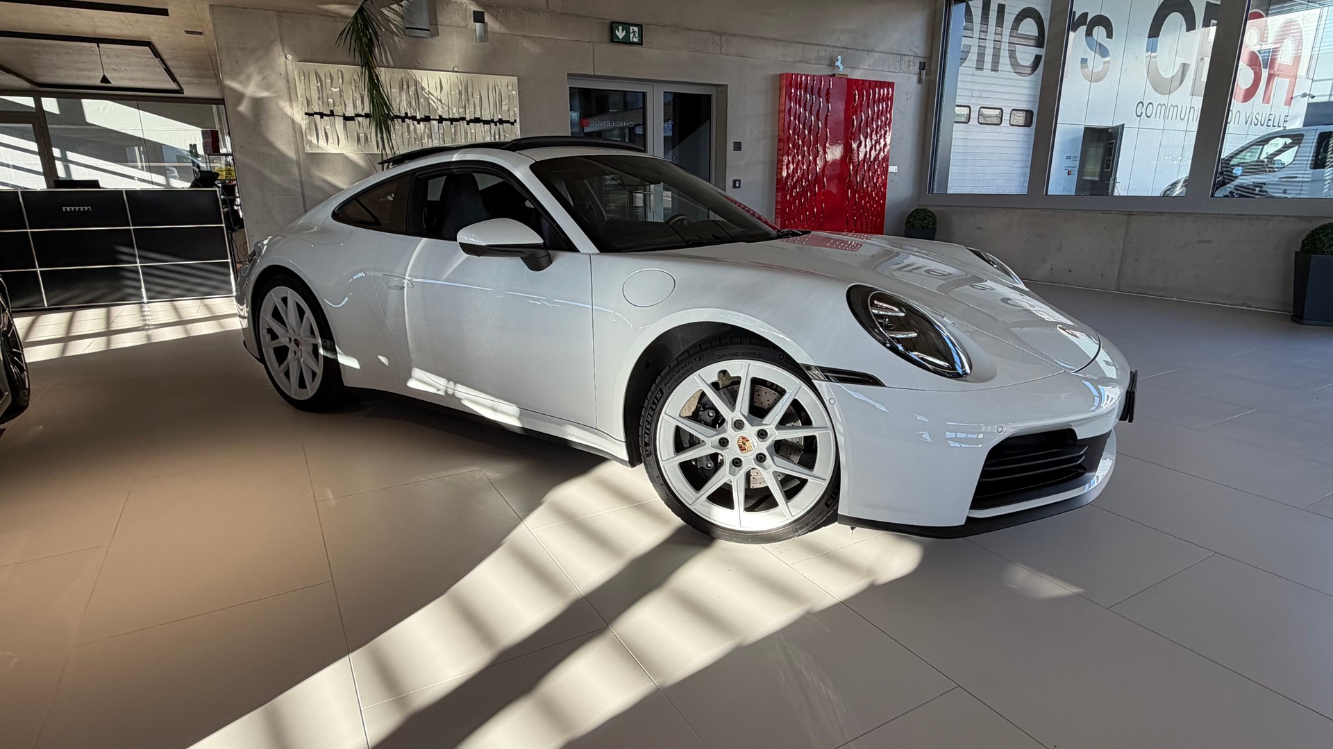 PORSCHE Carrera 992 Spéciale white edition-image-2