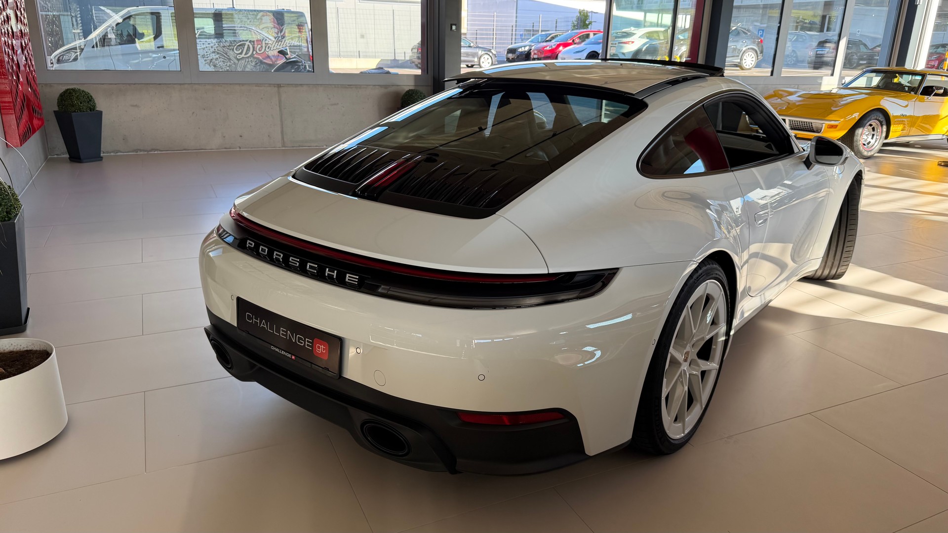 PORSCHE Carrera 992 Spéciale white edition-image-6