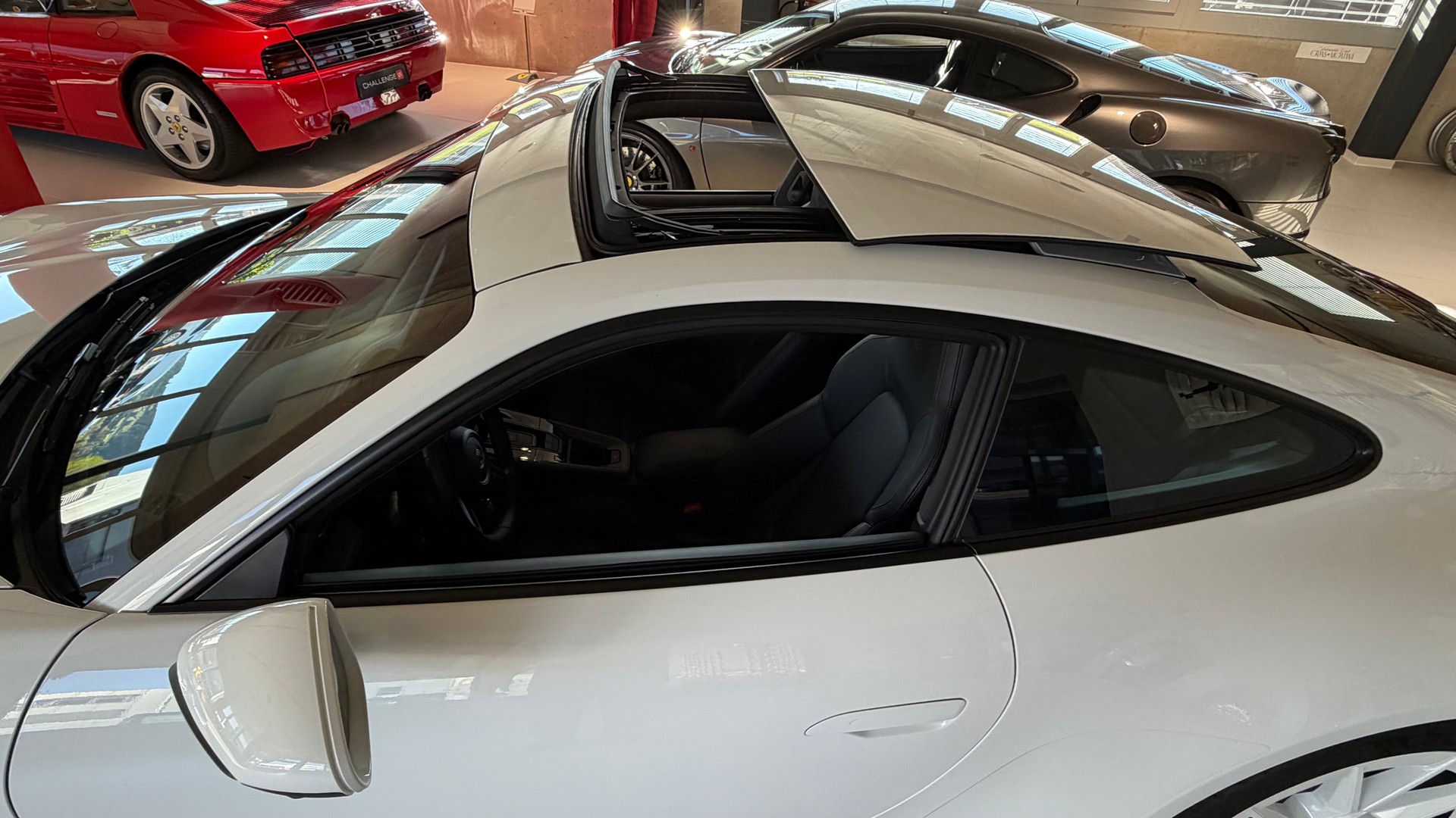 PORSCHE Carrera 992 Spéciale white edition-image-9