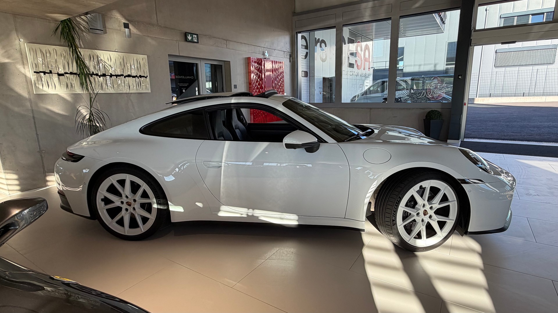 PORSCHE Carrera 992 Spéciale white edition-image-3