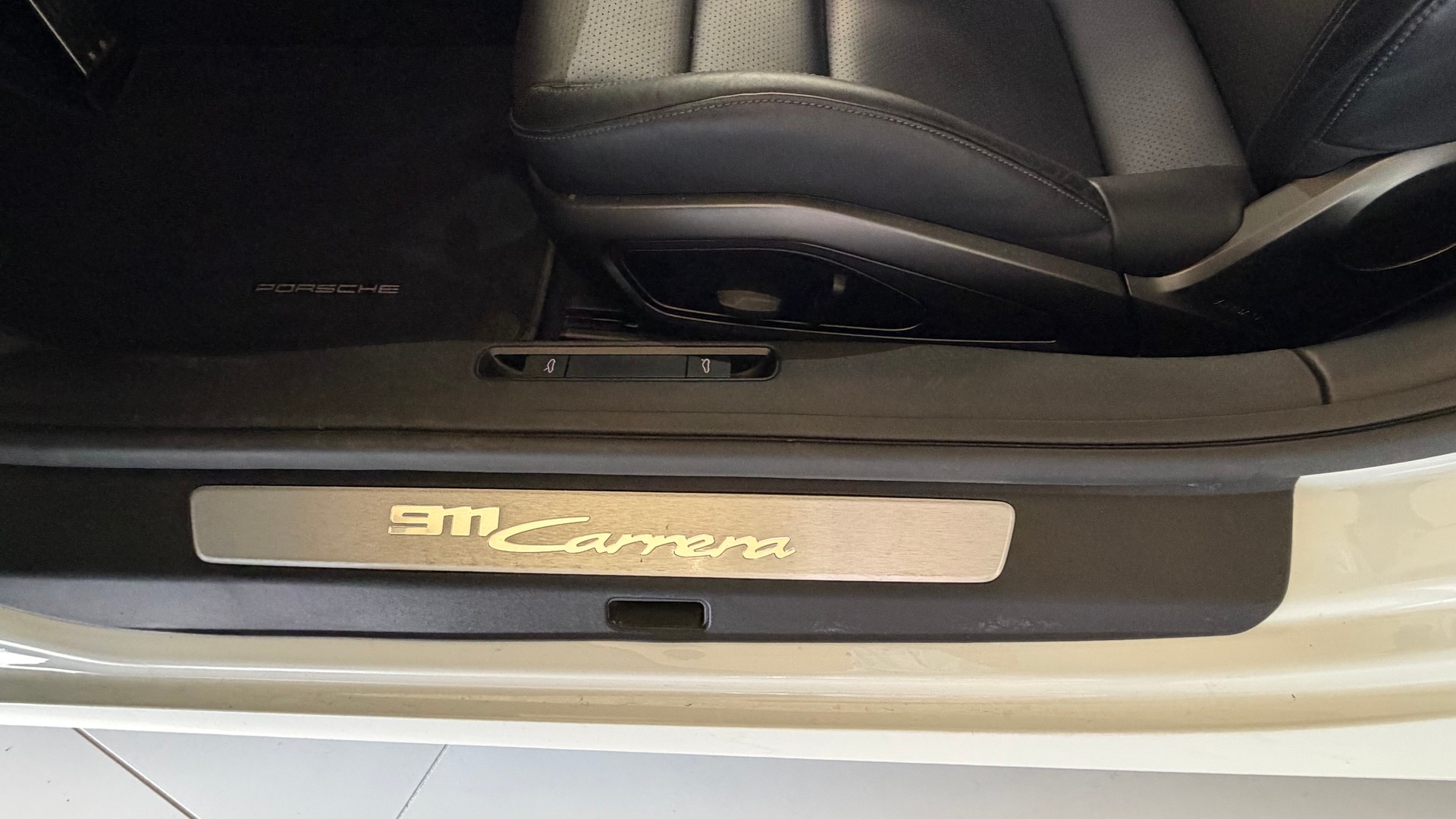 PORSCHE Carrera 992 Spéciale white edition-image-15