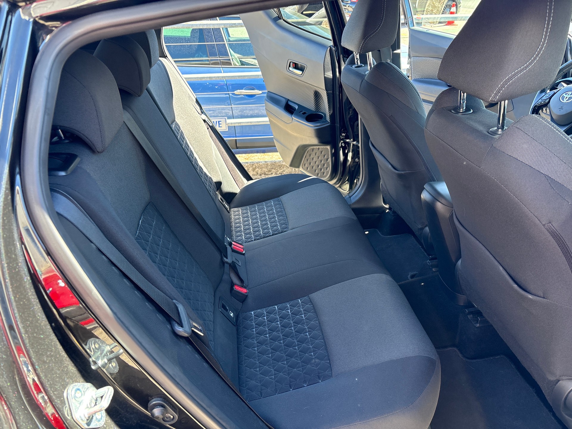 TOYOTA C-HR 1.8 HSD CVT Comfort-image-9