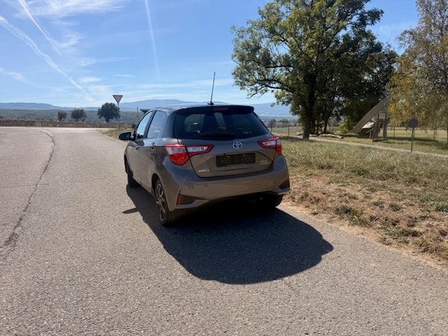 TOYOTA Yaris 1.5 VVT-i Hybrid Comfort e-CVT-image-3