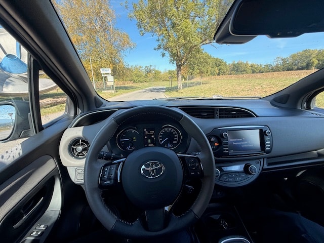TOYOTA Yaris 1.5 VVT-i Hybrid Comfort e-CVT-image-6