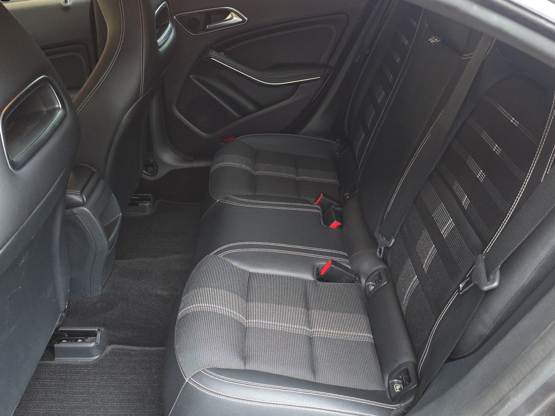 MERCEDES-BENZ CLA 200 d Urban 7G-DCT-image-10